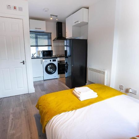 No 01 Small Studio Flat In Aylesbury Town Station Exterior photo